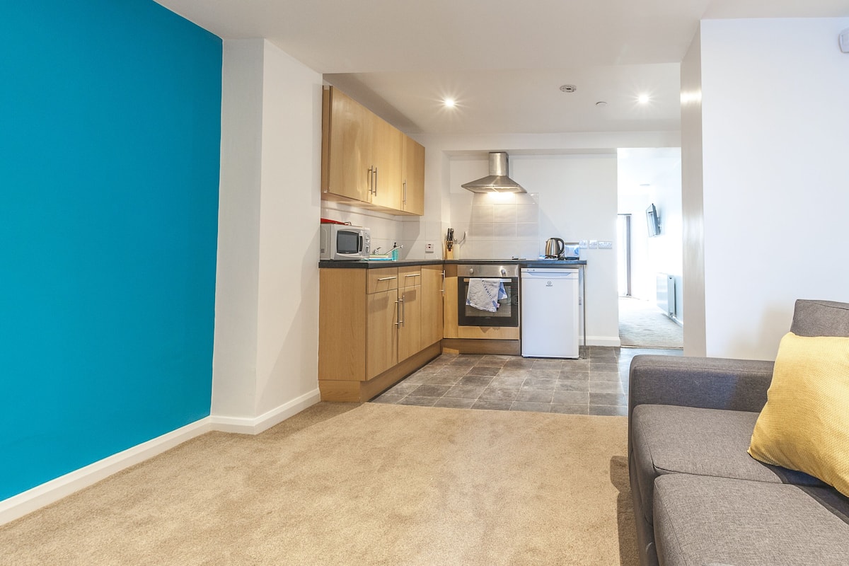 full-sized fridge, microwave, oven, stovetop