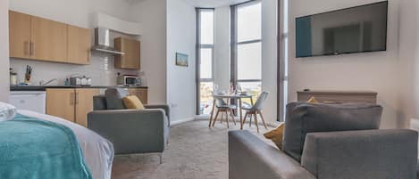 Goodrington | Woonkamer | Een 37-inch flatscreentelevisie met digitale zenders en een televisie