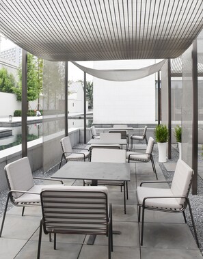 2 bars/lounges, pub
