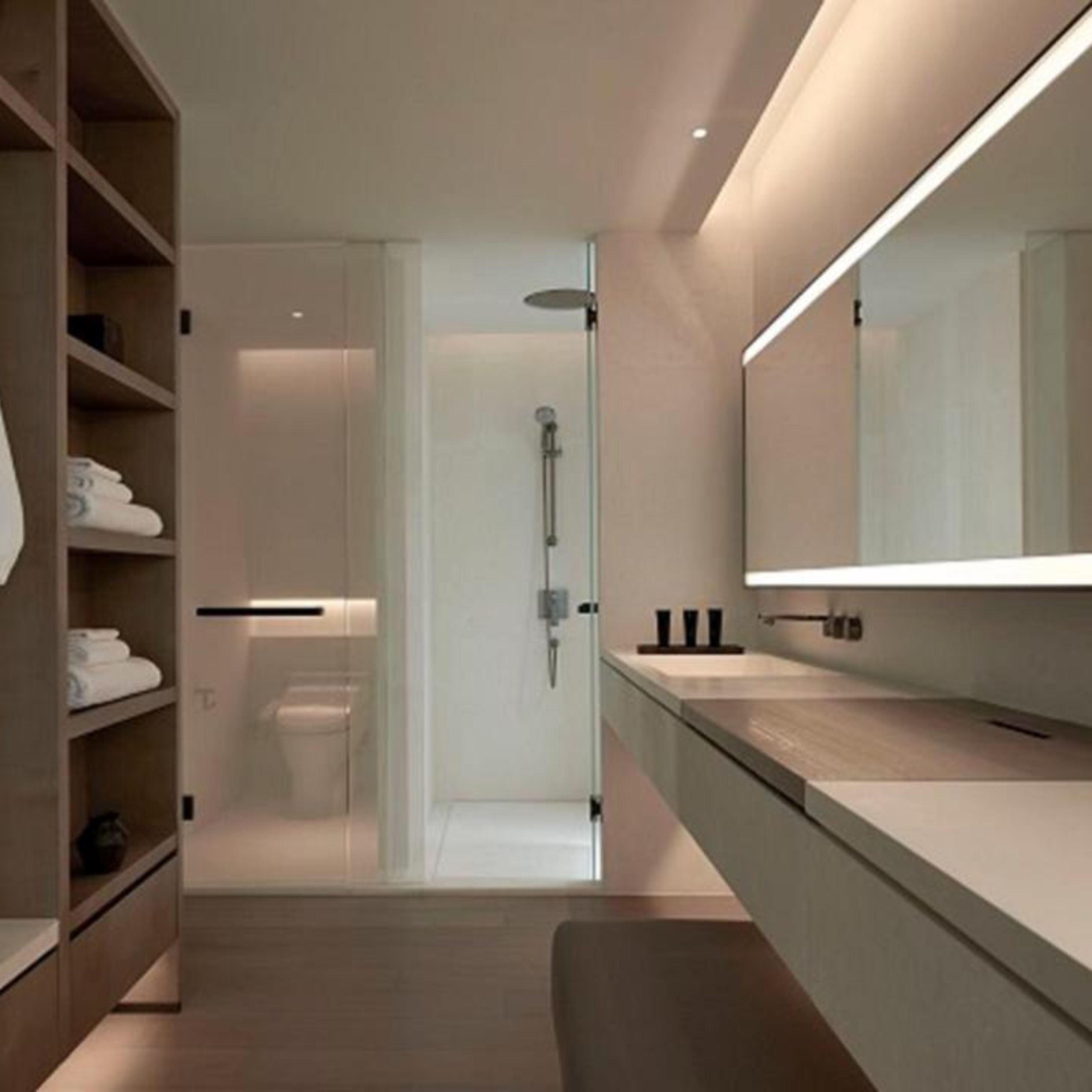 Un baño moderno con ducha a nivel, un espejo grande y estantes empotrados.