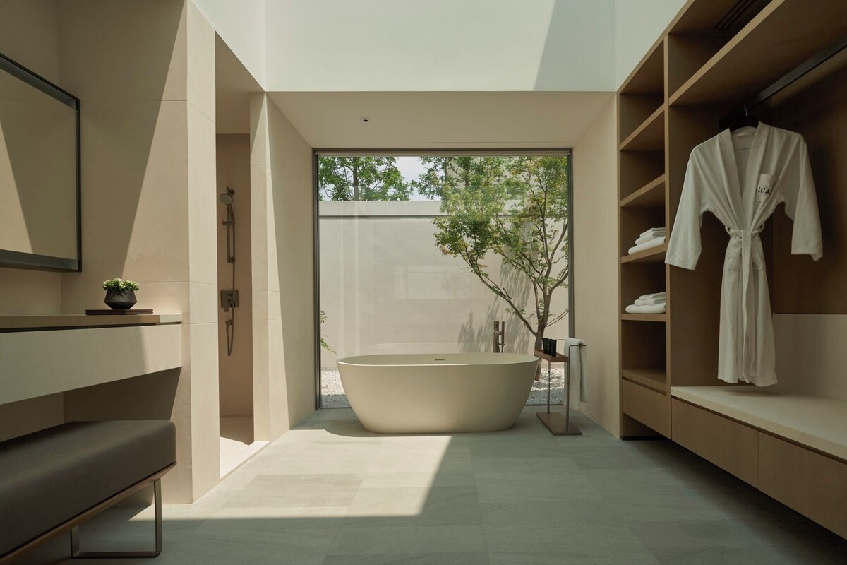 Bathroom | Separate tub and shower, deep soaking tub, rainfall showerhead