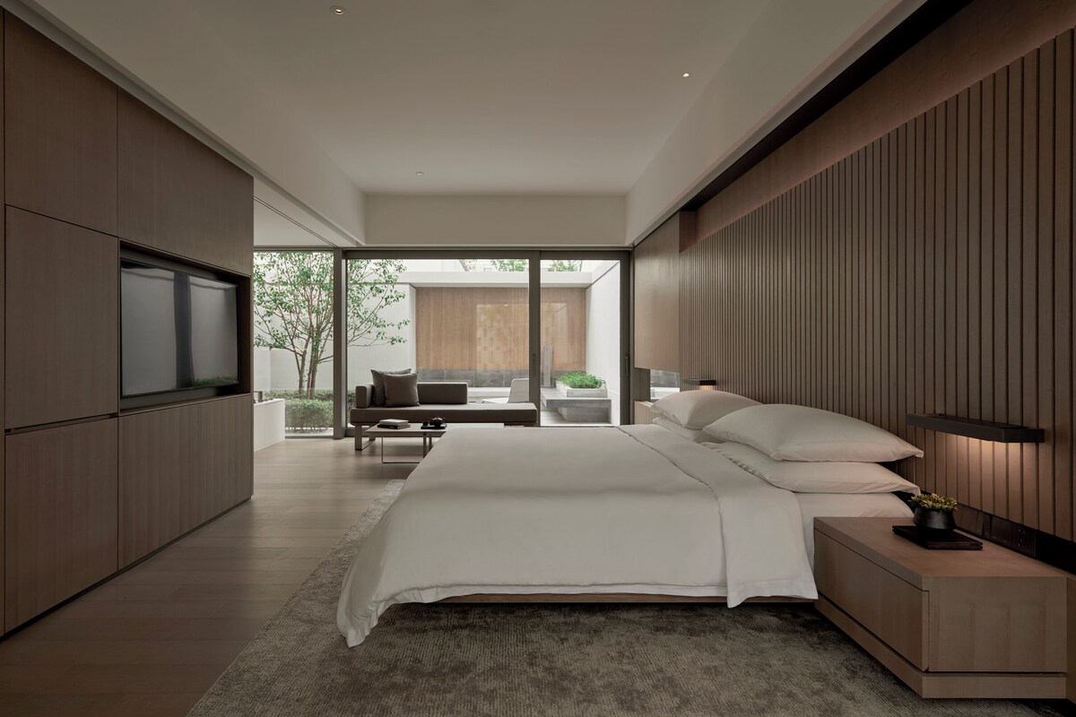 Premium Room, 1 King Bed, Garden View | 1 bedroom, minibar, in-room safe, blackout drapes