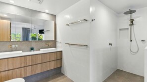 Bathtub, free toiletries, hair dryer, towels - Unit 2 'Beach Gallery' at Point Arkwright (Point Arkwright)