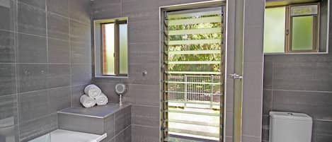 Ensemble douche/baignoire, articles de toilette gratuits, sĂšche-cheveux