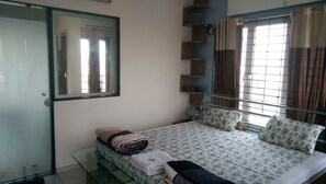 4 bedrooms, iron/ironing board, Internet