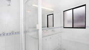 Bathtub, hair dryer, towels - Unit 5 'Phoenix Apartments' (Coolum Beach)
