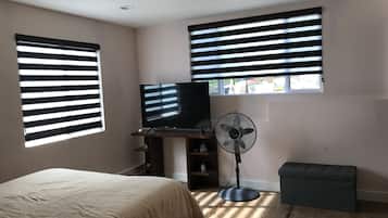 1 habitación, caja de seguridad en la habitación y escritorio