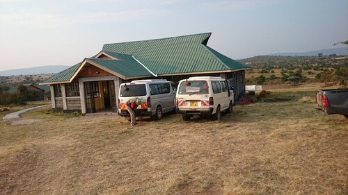 Nalepomara Lodge- 700m from Olelaimutia Gate Masai Mara National Reserve