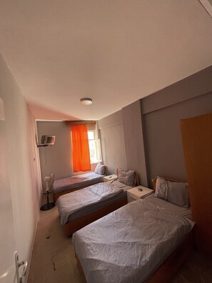 Habitación triple económica, baño compartido | Wifi gratis y ropa de cama