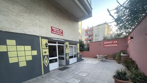 A building with a sign reading "ERSOY AK OTEK PANSIYON" and a gated entrance. - Ersoy Ak Pansiyon (Antalya)
