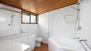 Free toiletries, hair dryer, towels - 38 Pacific Terrace, Coolum Beach (Coolum Beach)