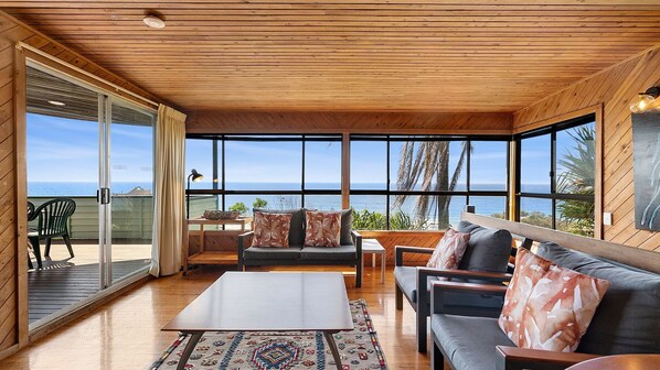 TV, books - 38 Pacific Terrace, Coolum Beach (Coolum Beach)