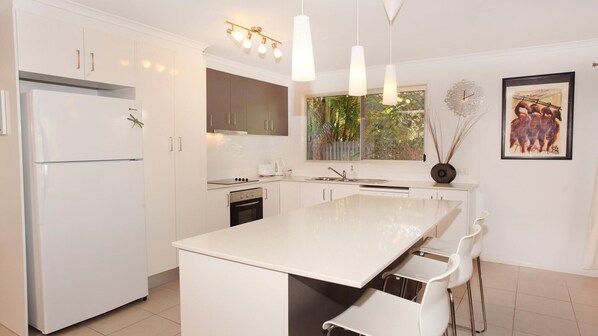 Fridge, microwave, oven, stovetop - 35 Santa Monica Avenue (Coolum Beach)