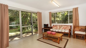 TV, books - 35 Santa Monica Avenue (Coolum Beach)