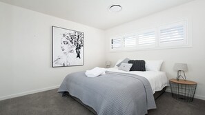 4 bedrooms, iron/ironing board, internet, bed sheets