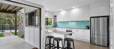 Réfrigérateur, micro-ondes, plaque de cuisson, lave-vaisselle