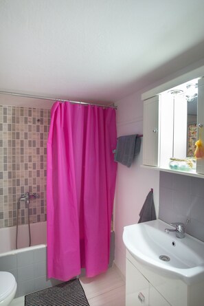Apartment | Bathroom | Bathtub, deep soaking tub, free toiletries, hair dryer