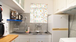 Departamento | Cocina privada | Cafetera de espresso, cafetera y tetera y refrigerador con congelador 