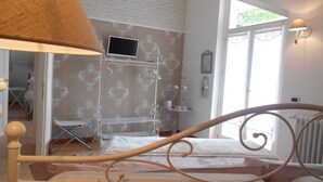 Romantic Double Room, 1 Queen Bed, Non Smoking | Premium bedding, pillowtop beds, WiFi (free) - BLUE TITS (Borgomanero)