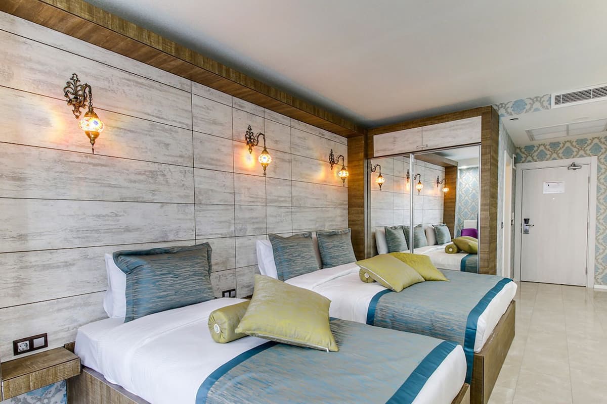 standard triple room | minibar, in-room safe, desk, blackout curtains