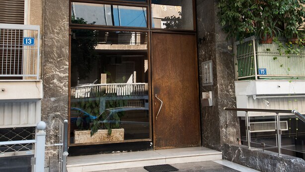 A building entrance with a set of steps leading up to a door. - Garden Central Athinian Apartments (Athens)