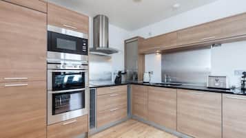 Luxury Apartment | Private kitchen | Full-sized fridge, microwave, oven, stovetop
