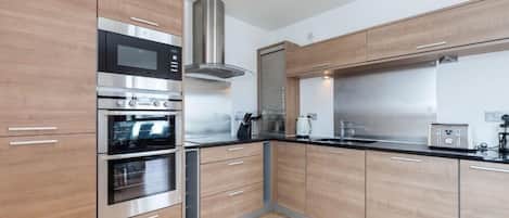 Appartamento Luxury | Cucina privata | Frigorifero con congelatore, microonde, forno, piano cottura