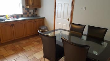 Casa adosada estándar, varias camas, no fumadores | Cocina privada | Frigorífico, microondas, horno y placa de cocina