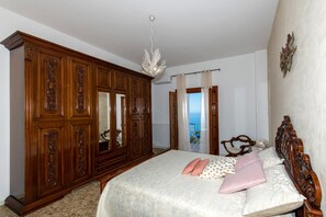 2 makuuhuonetta, tallelokero huoneessa, silitysrauta/-lauta