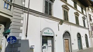 Un bâtiment sur lequel est apposée une enseigne indiquant « FARMACIA », ce qui signifie qu’il s’agit d’une pharmacie.