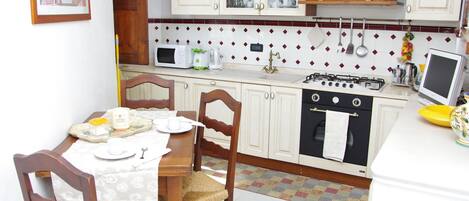 Micro-ondes, four, lave-vaisselle