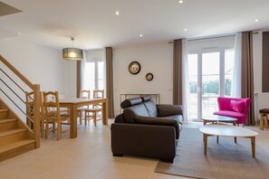 Living area - B&B House in Disneyland (Chanteloup)