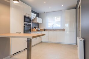 Hus - 4 sovrum - icke-rökare | Eget kök | Kylskåp, mikrovågsugn, ugn och spishäll