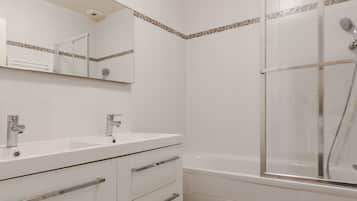 House, 4 Bedrooms, Non Smoking | Bathroom | Hair dryer, towels