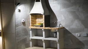 A kitchen with a built-in oven, a sink, and a wooden countertop. - Luxury Villa in Maspalomas, Jacuzzi, Wifi, Pool, Parking (Maspalomas)