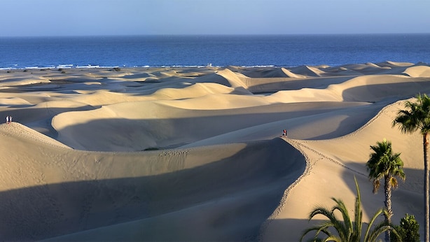 A desert landscape with sand dunes and a view of the ocean. - Luxury Villa in Maspalomas, Jacuzzi, Wifi, Pool, Parking (Maspalomas)