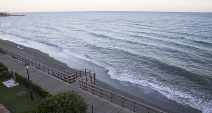 CASA TIKI propose un hébergement dans le bùtiment Resinera - Estepona