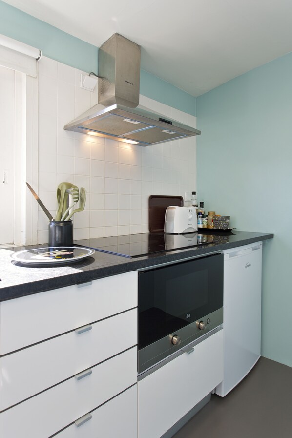 Jääkaappi, mikroaaltouuni, uuni, liesi