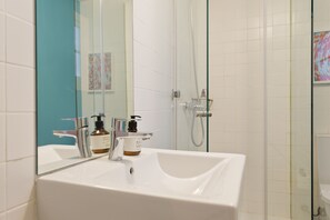 Dusche, Haartrockner, Handtücher, Toilettenpapier