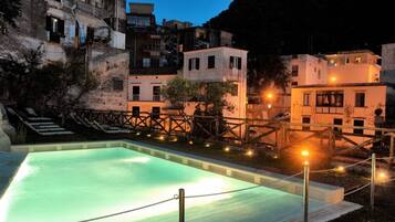 Piscine extérieure, piscine chauffée, chaises longues