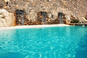 Piscine extérieure, piscine chauffée, chaises longues