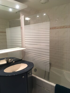 Bathtub, hair dryer, soap, toilet paper - Bright and charming duplex apartment in pool residence, 100m from the beach (La Couarde-Sur-Mer)