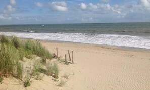 Beach nearby - Bright and charming duplex apartment in pool residence, 100m from the beach (La Couarde-Sur-Mer)