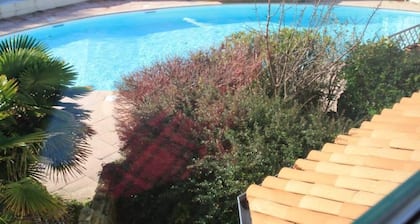 Bright and charming duplex apartment in pool residence, 100m from the beach