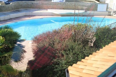 Bright and charming duplex apartment in pool residence, 100m from the beach