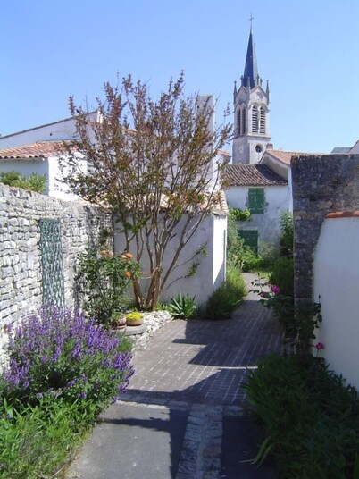 Bright and charming duplex apartment in pool residence, 100m from the beach