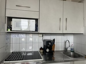 Kjøleskap, mikrobølgeovn, kokeplater og oppvaskmaskin