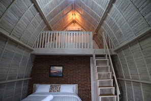 Bangalô luxo, várias camas | Comodidades do quarto