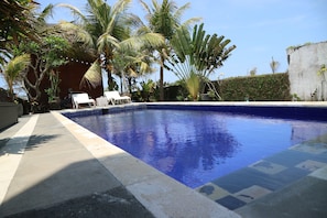 Piscina externa, espreguiçadeiras
