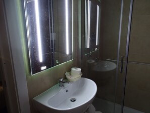 Economy Double Room (Paestum) | Bilik Mandi | Pancuran mandi, kelengkapan dandanan diri percuma, pengering rambut 